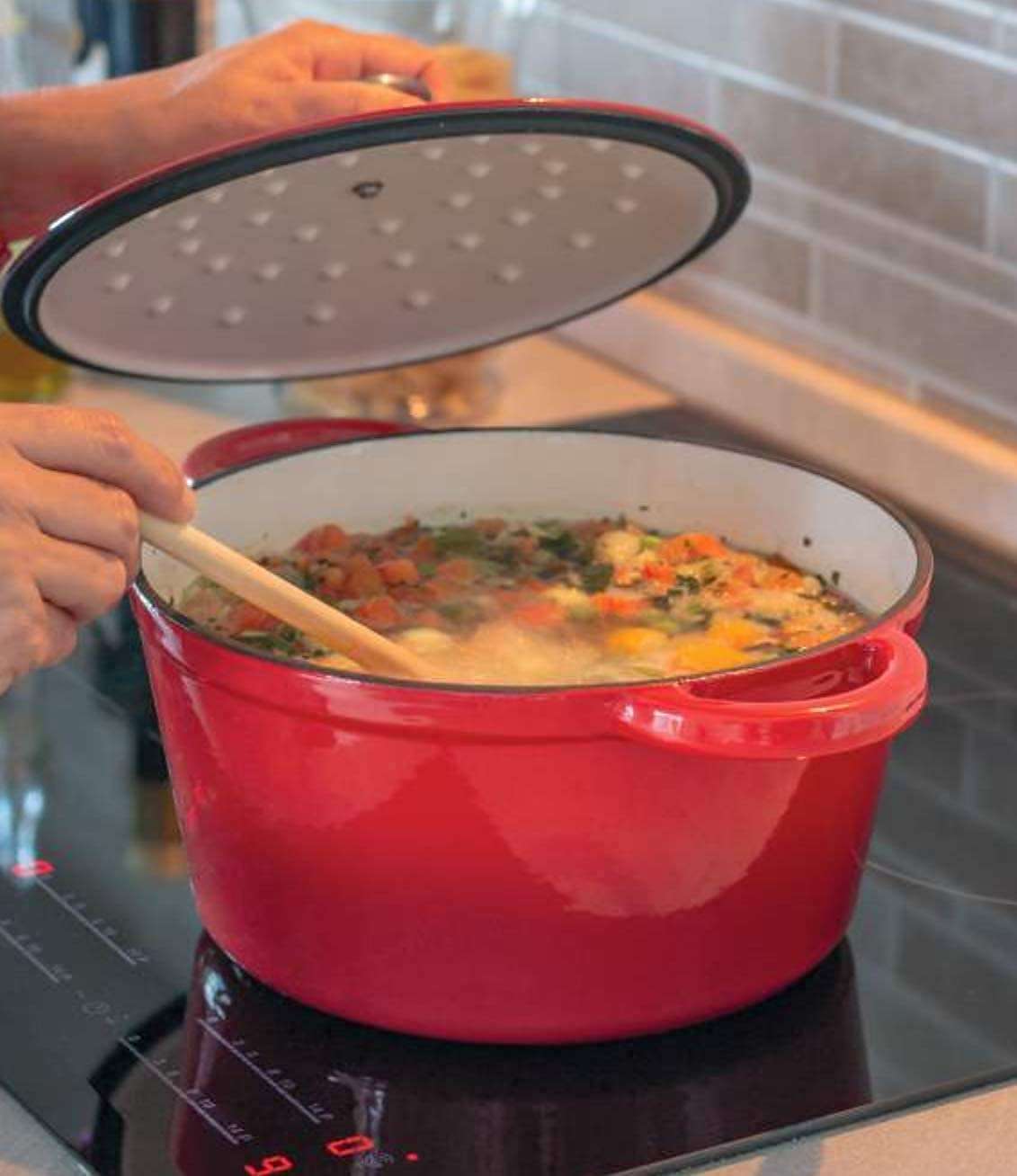 Pentola in ghisa smaltata rosso/bianco Ø 24cm con manici e coperchio - immagine 3