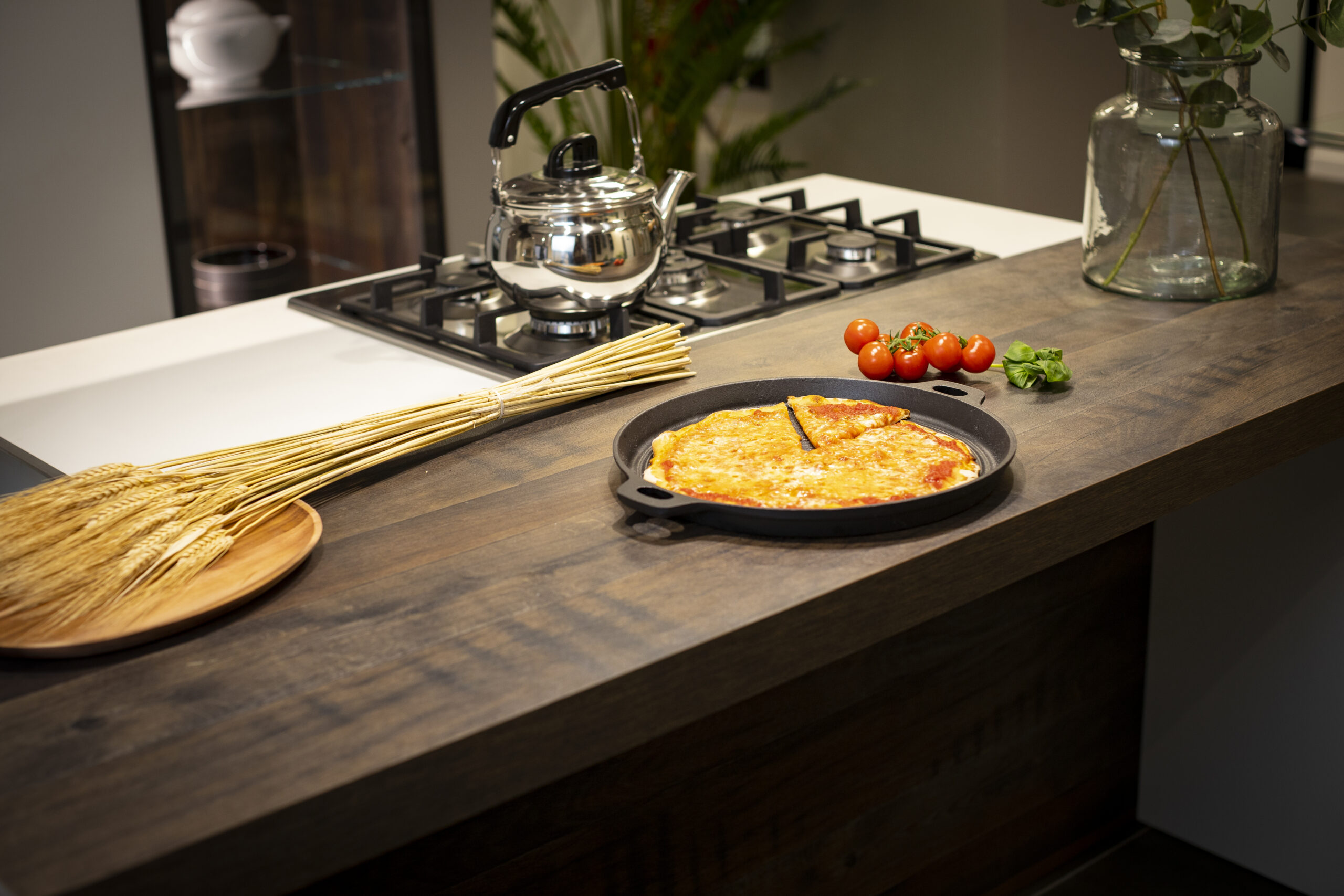 Padella tonda in ghisa Ø 34 cm. altezza 3 cm. con smaltatura nera - immagine 3