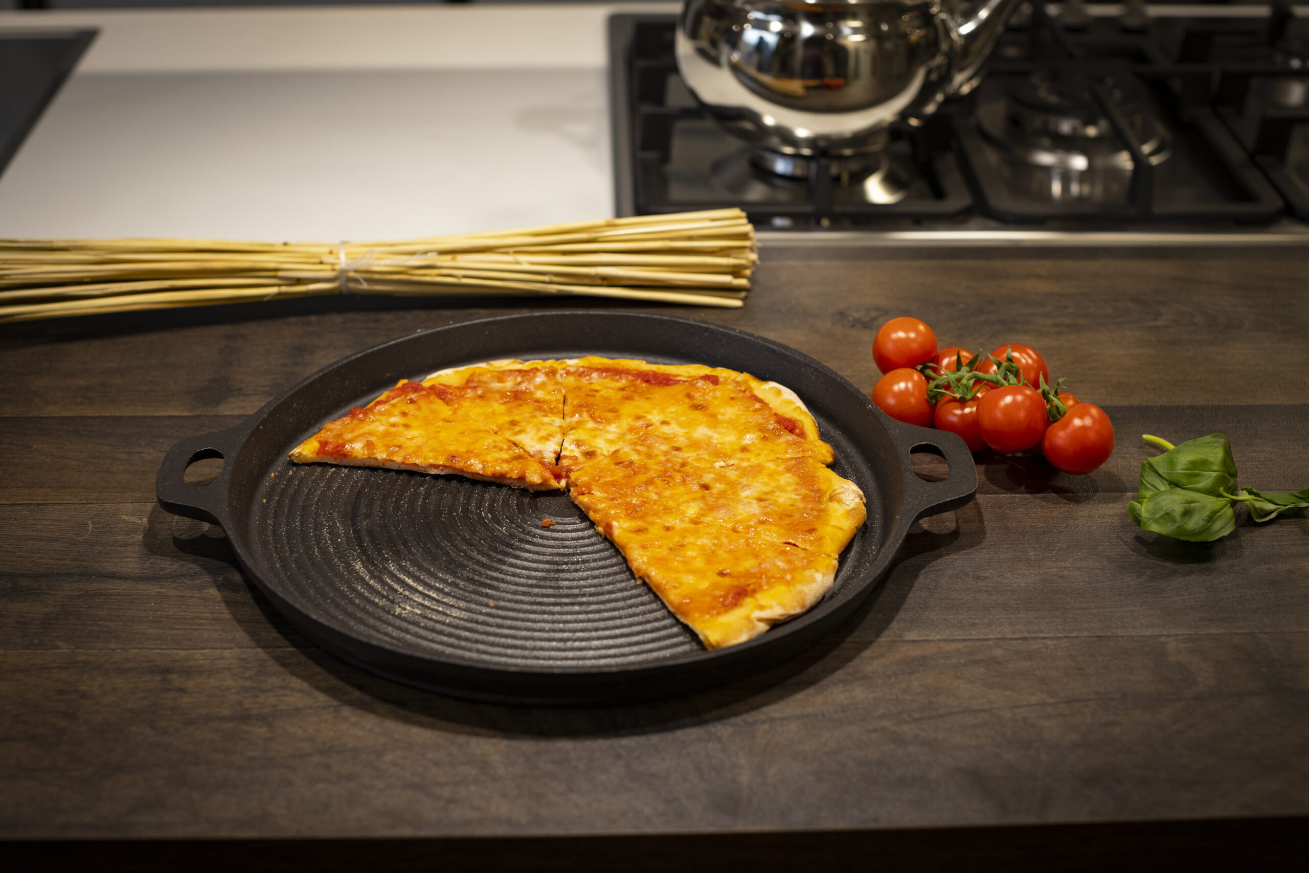 Padella tonda in ghisa Ø 34 cm. altezza 3 cm. con smaltatura nera - immagine 2