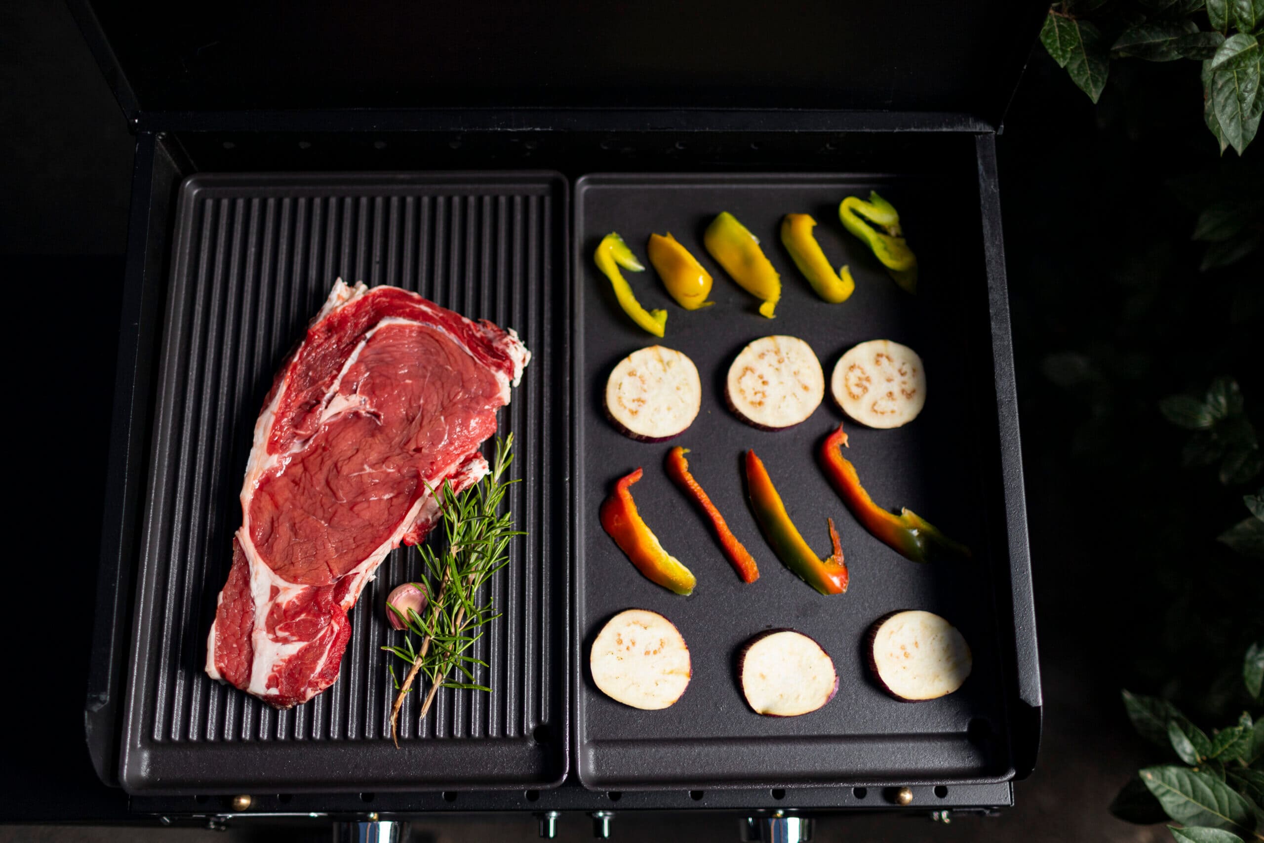 Piastra BBQ In Ghisa Smaltata – 26x40x2 Cm, Versione PLANE, Con Scolo Del Grasso, Adatta A Fuoco Aperto, Vetroceramica, Gas E Lavastoviglie